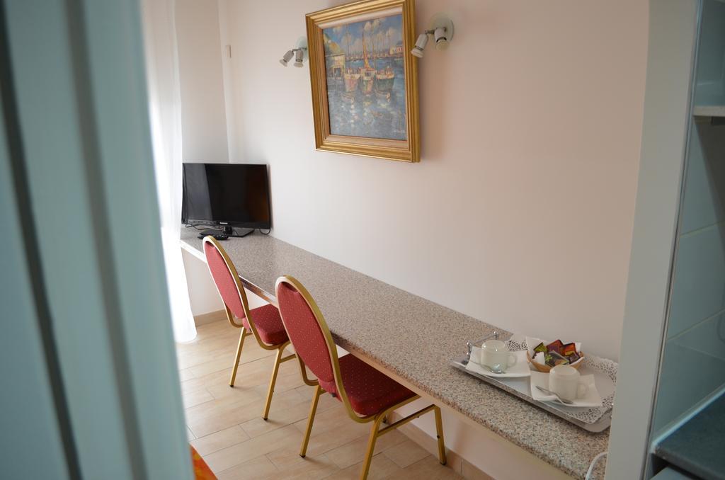 L'Abribis Hotel Firminy Room photo